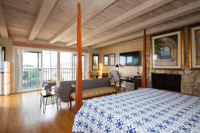 Studio Cal-KIng Bed, Sliders doors - 8149 Billowvista Dr