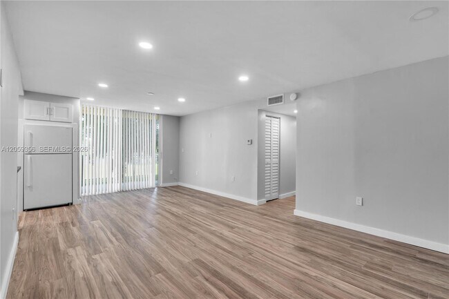 Building Photo - 9320 Fontainebleau Blvd