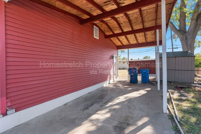 Building Photo - 560 Falcon Dr