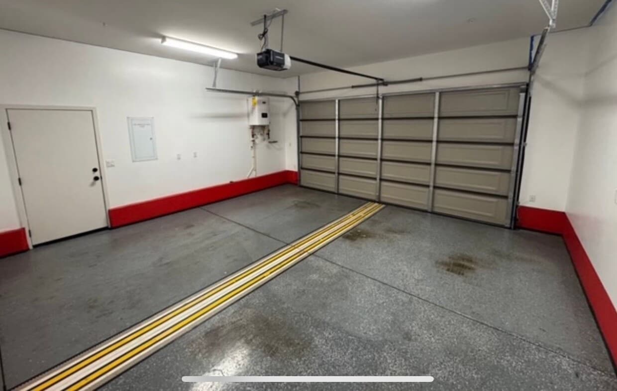 Building Photo - Spacious 3 Bedroom 3 Bath Home