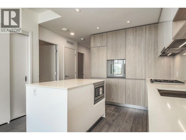 Photo du bâtiment - 6600 Minoru Blvd