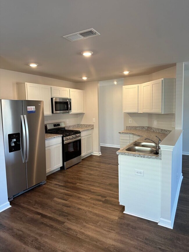 Foto del edificio - BEAUTIFUL Three Bedroom | Two Bath Home in...