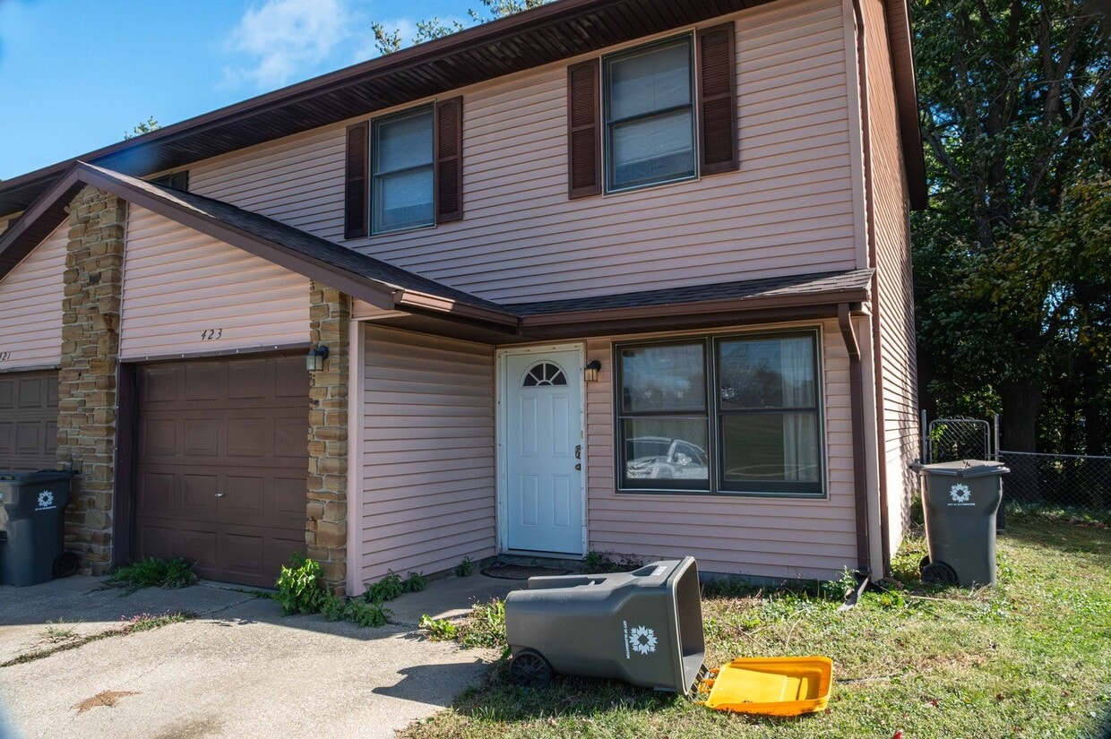 Foto principal - 423 S Park Square Dr