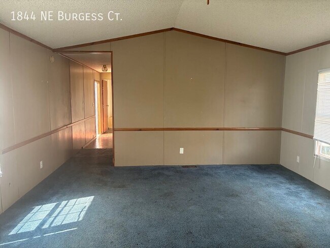 Foto del edificio - 1844 NE Burgess Ct