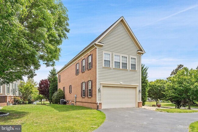 Building Photo - 11701 Town Green Rd