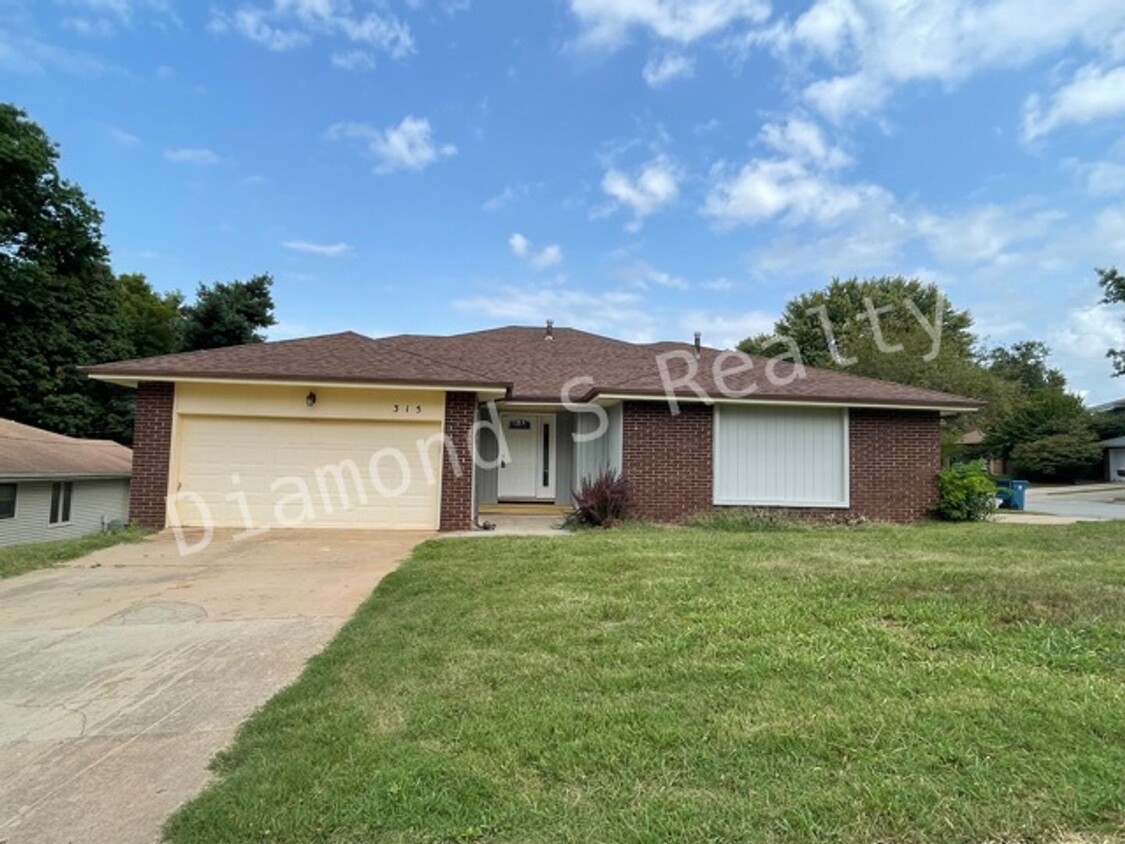 Foto principal - Updated 2 Bedroom Patio Home - Great Location