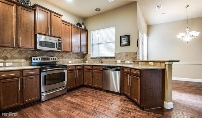 Foto del edificio - 4217 Swan Forest Dr