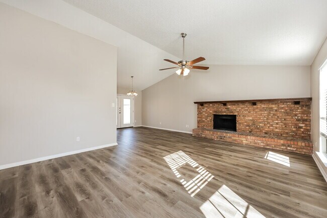 Building Photo - 2410 Bentley Dr