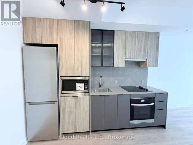 Building Photo - 1037 The Queensway