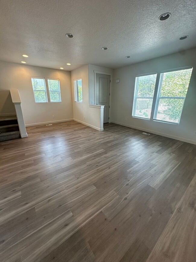 Building Photo - GET $2299 OFF FIRST FULL MONTH OF RENT!!!!