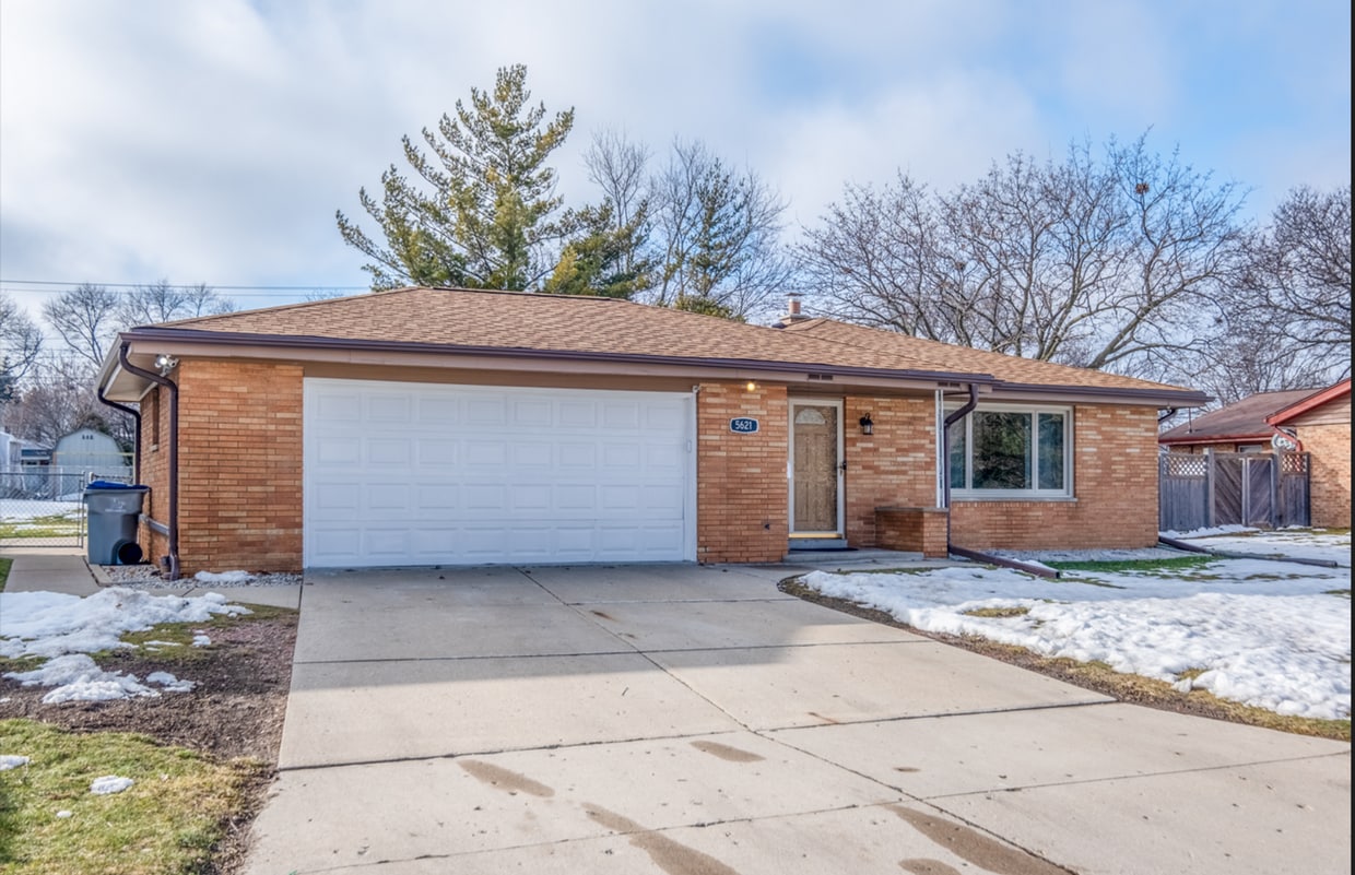 Primary Photo - PRICE DROP! Updated South Side Gem for Ren...