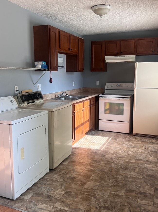 Building Photo - Duplex with Great City Access