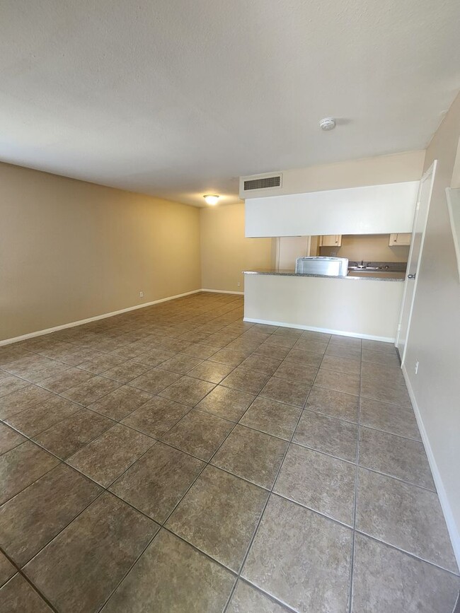 Foto del edificio - 2 BED, 1 BATH TOWNHOUSE CLOSE TO UNLV!!!!