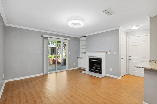 Sala de estar - 514 Granville Ct