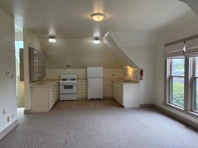 Foto del edificio - Arcata 3-Bedroom Victorian Apartment