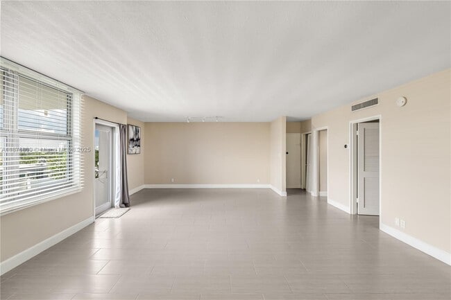 Foto del edificio - 9225 Collins Ave