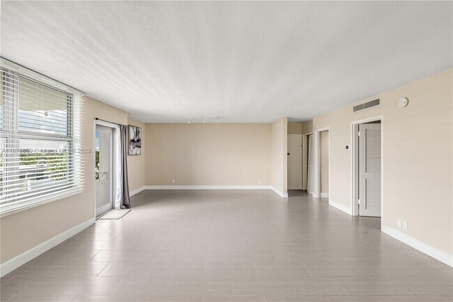 Building Photo - 9225 Collins Ave