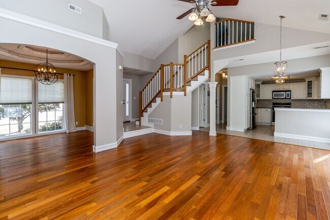 Building Photo - Beautiful 4 bedroom, 3 bathroom home locat...
