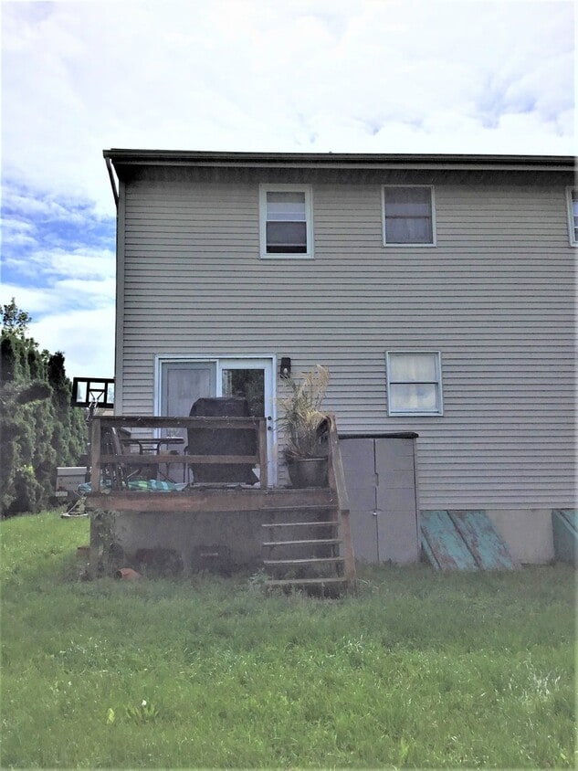 Building Photo - 413 S Plum St