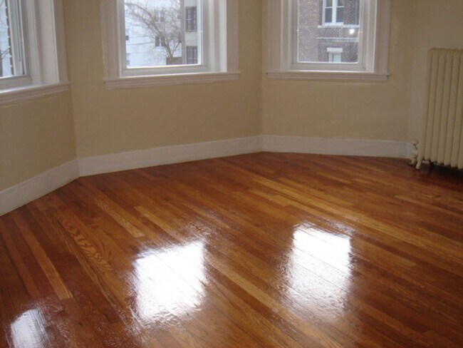 Foto del edificio - Renovated May 1 Studio NO FEE Heat HW inc Students ok  Seconds to Green line