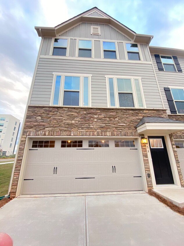 Foto principal - Langtree 3bd/2.5ba Townhome built in 2020