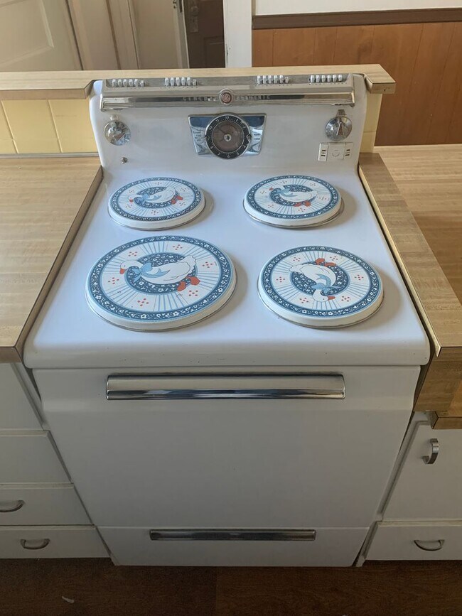 Foto del edificio - CEDAR FALLS 3BR house w garage, fenced yard, central air