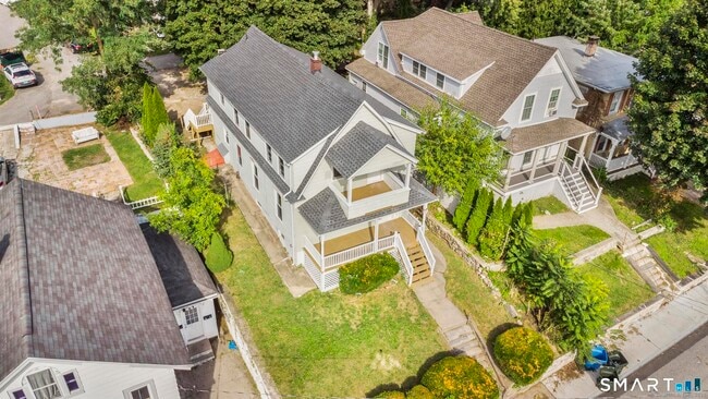 Building Photo - 16 Oak St