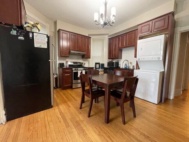 Foto del edificio - 2646 N Wilton Ave