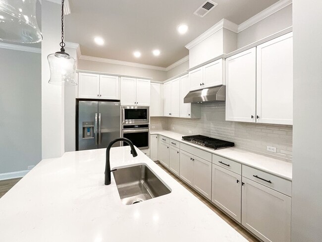 Building Photo - Experience Luxury Living: Stunning 3-Bed T...