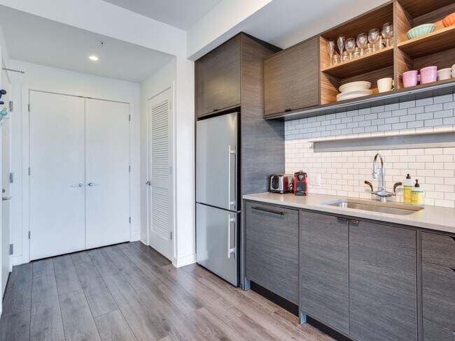 Entrada con armario para abrigos - 2030 8th St NW