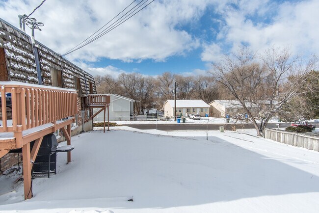 Foto del edificio - 1316 E Poplar St