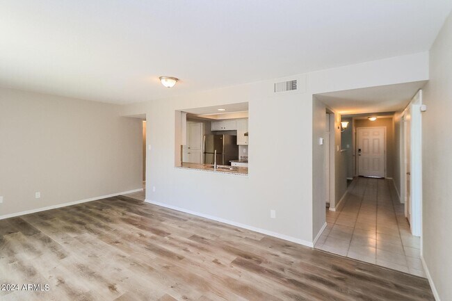 Building Photo - 1231 E Bishop Dr