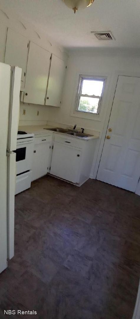 Building Photo - 2 br, 1 bath House - 904 Park Street