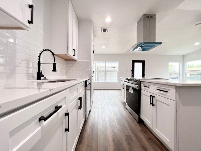 Foto del edificio - 8433-8435 Dixon Ridge Dr