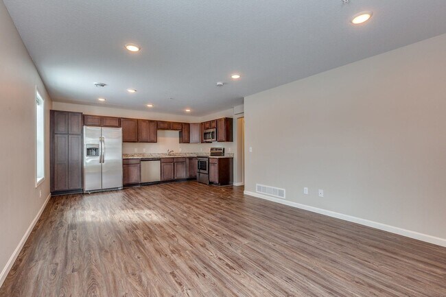 Foto del edificio - End Unit Town Home avail April 2026 : 3bd2ba2car garage Zimmerman
