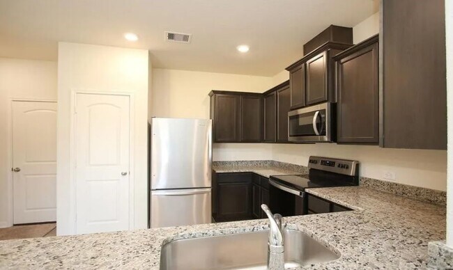 Building Photo - 549 Bains St