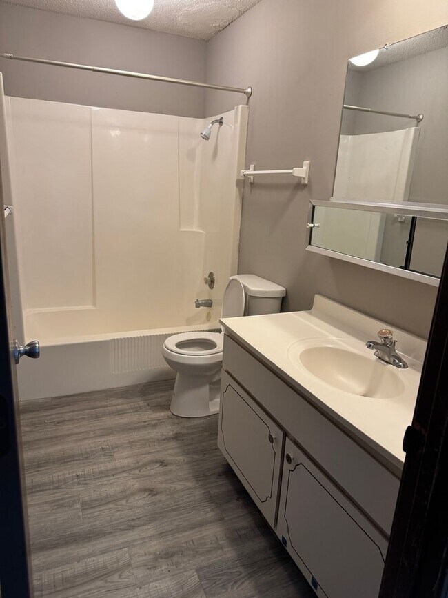 Building Photo - Comfortable 2BR Apartment in SW CoMo