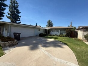 Building Photo - 2520 Oakwood Dr
