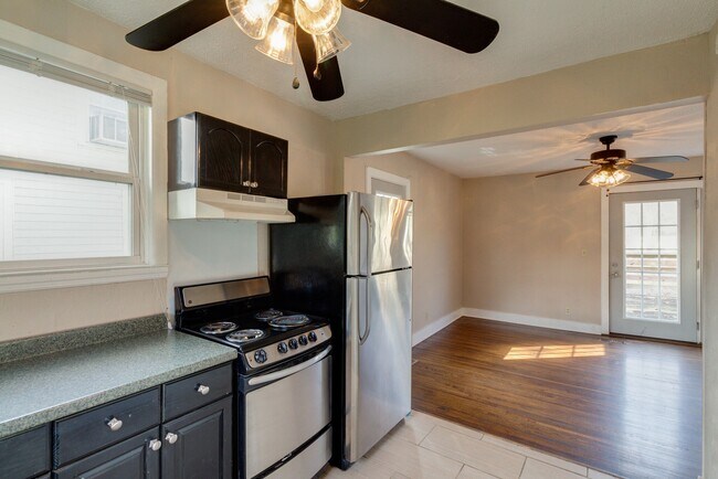 Foto del edificio - 1211 Saturn Dr