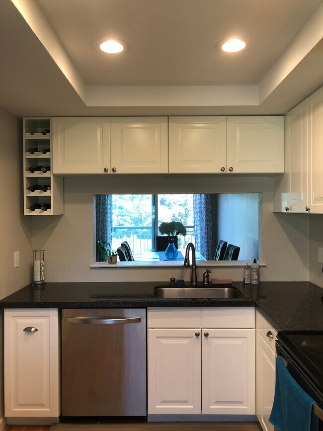 Building Photo - 25079 Oakridge Ct