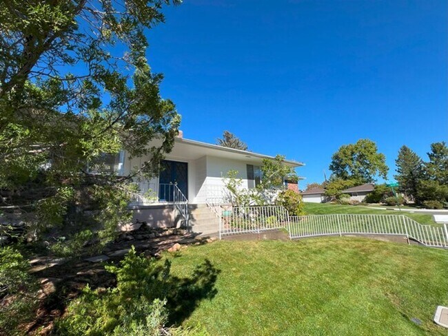 Foto del edificio - Old West Reno Four Bedroom Home with Ya...