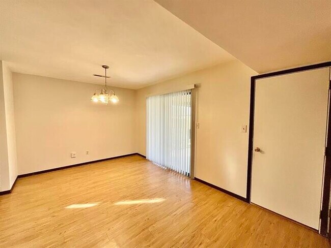 Building Photo - 703 Shabin Dr