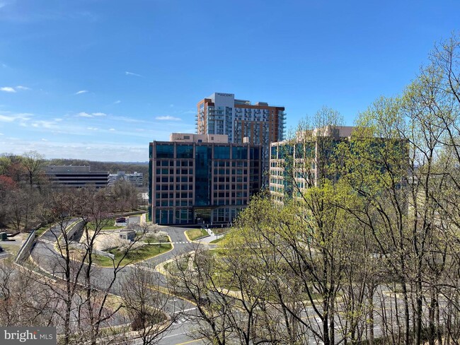 Building Photo - 8370 Greensboro Dr