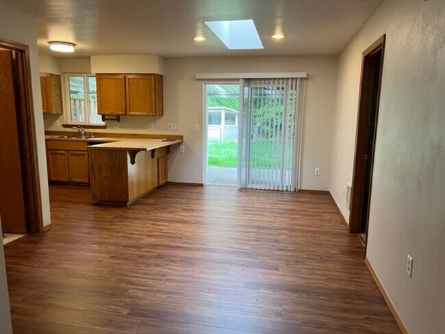 Foto del edificio - Burnett Bonney Lake Duplex