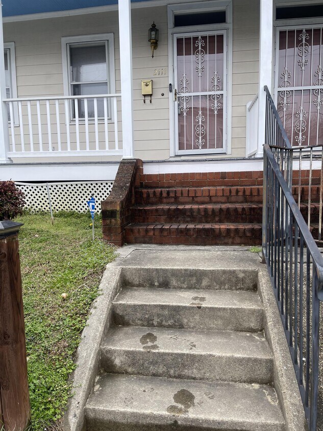 Primary Photo - 2111 Chicago Ave