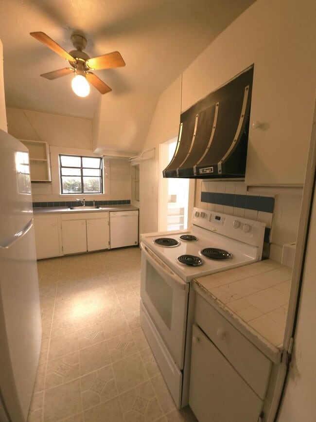 Building Photo - 3 Bedroom Home in Prime Hill Location