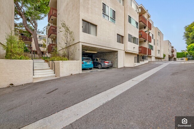 Building Photo - 5900 Canterbury Dr