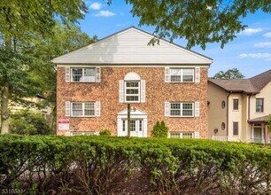 Building Photo - 48 Elm St