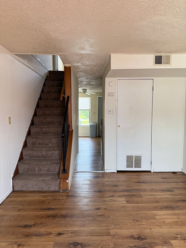 Building Photo - BROOKSTON...2 Bedroom 1 Bath