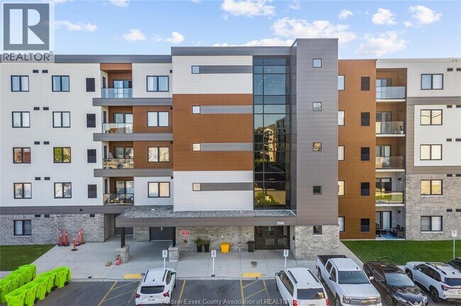 Photo du bâtiment - 2550 Sandwich W Pkwy
